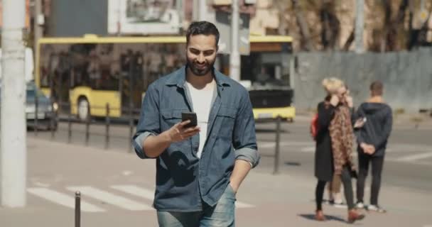 Paseo del día soleado — Vídeo de stock