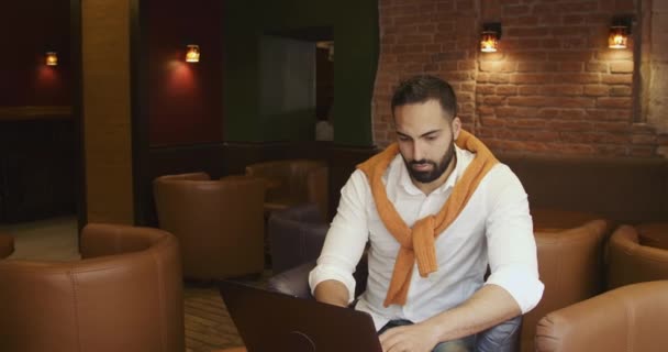 Dizüstü bilgisayar ile girişimci — Stok video