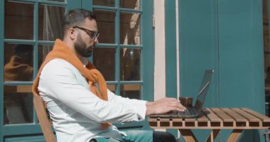 Dışarıda dizüstü bilgisayarda çalışıyorum.