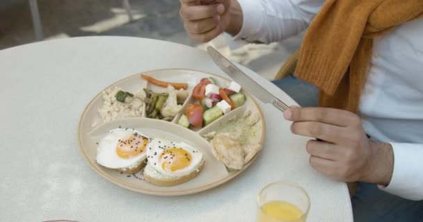 Blick von oben auf den Frühstückstisch — Stockvideo