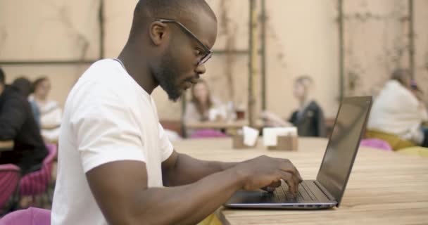 Estudante trabalha no laptop — Vídeo de Stock