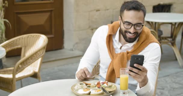 Frühstück mit Smartphone — Stockvideo