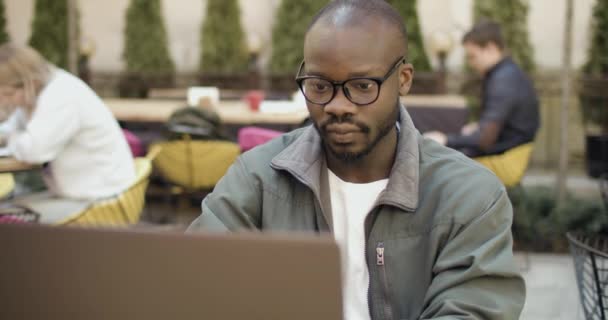 Studente lavora sul computer portatile — Video Stock