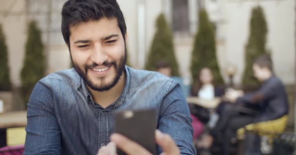 Mensaje de texto en el teléfono — Vídeos de Stock