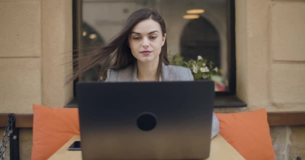 Frau mit Laptop — Stockvideo