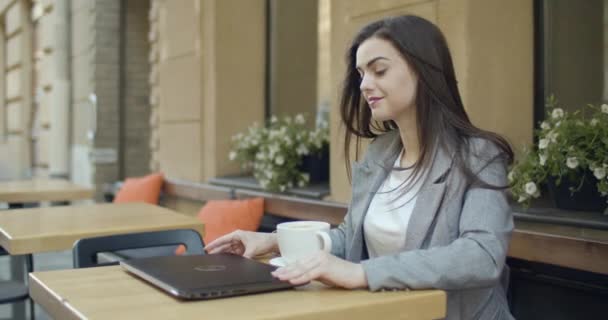 Iniciando o trabalho Laptop — Vídeo de Stock