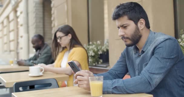 Самотні люди зі смартфонами — стокове відео