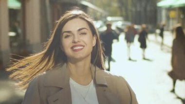 Gülümseyen kızın portresi