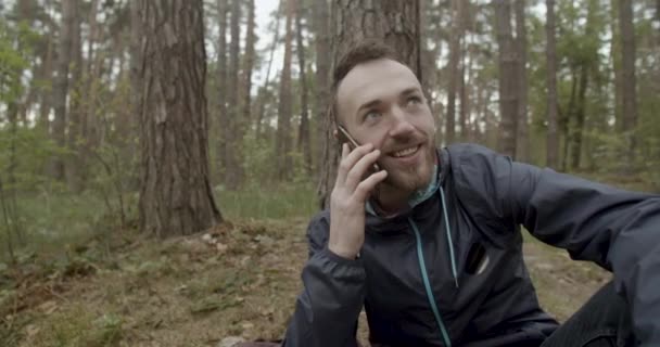 Reisende med smarttelefon i skogen – stockvideo