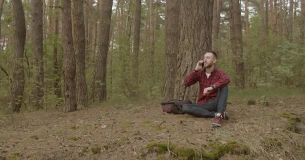 Pratar på smartphone i skogen — Stockvideo