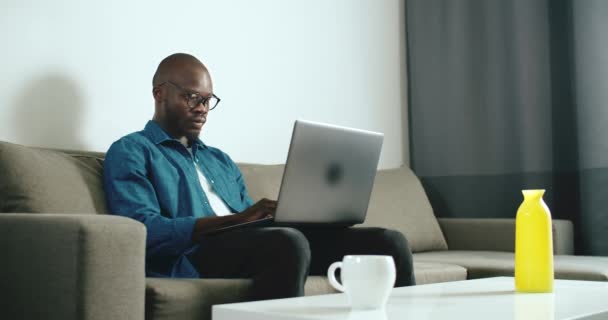 Afro-Amerikaanse zakenman die op laptop werkt — Stockvideo