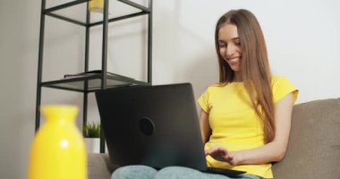 Freelancer Woman Laptop Çalışır
