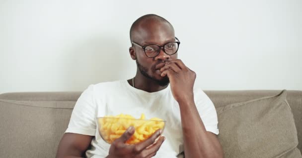 Homem assistindo TV — Vídeo de Stock