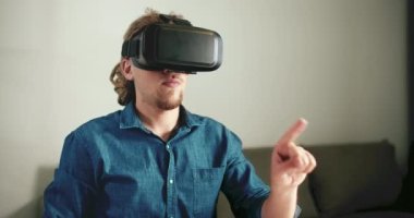 VR Kulaklık takmış