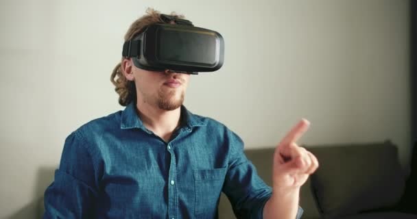 Klädd i Vr-Headset — Stockvideo