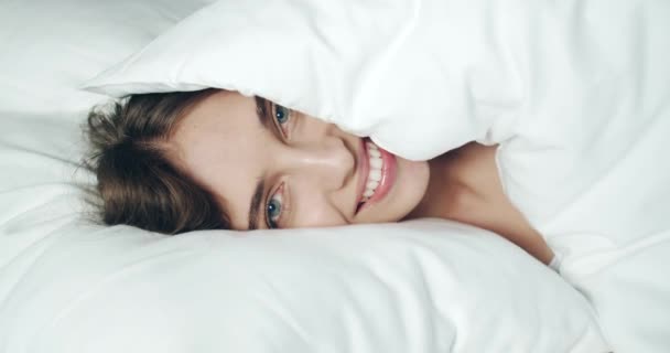 Gelukkig lachende slaperige vrouw — Stockvideo