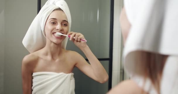 Limpieza de dientes con diversión — Vídeos de Stock