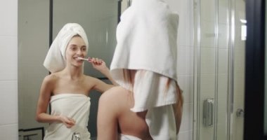 Banyoda diş temizliği