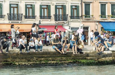 Venedik'te Kanal turistler