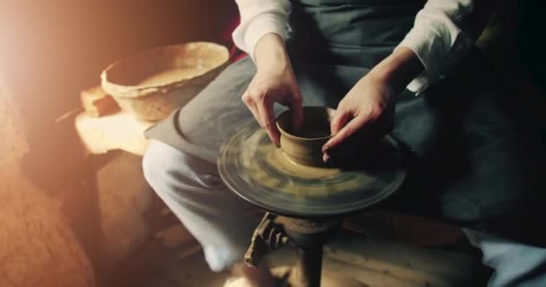 Potter shapes Clay kruik — Stockvideo