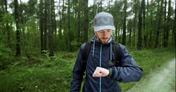 Uomo che utilizza la bussola dell'ologramma — Video Stock