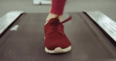 Spor Salonu'nda Koşan Sporcu