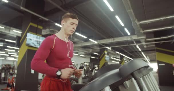 Sportler läuft im Fitnessstudio — Stockvideo