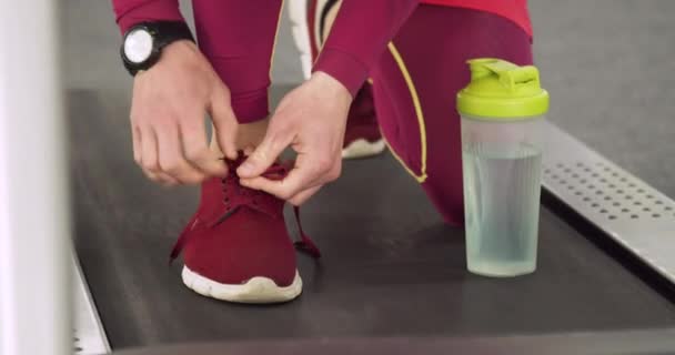 Runner binden van een sneakers — Stockvideo