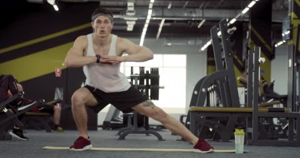 Sportsmen Doing Lunges to the Sides — Stock Video