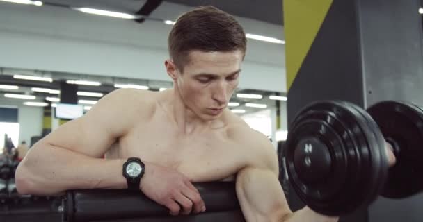 Muž s zdvihacím biceps — Stock video