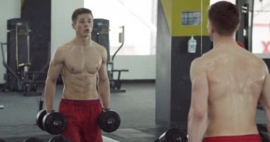 Atlet Rack üzerinde Dumbbells koyarak
