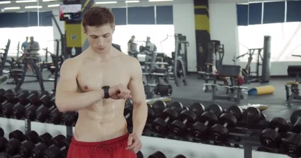 Atlet onun saat bakıyor — Stok video