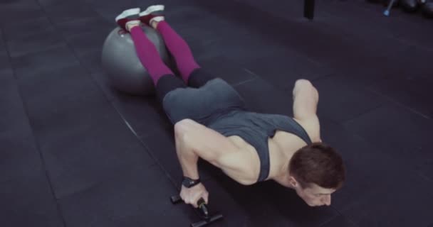 Atleta haciendo push-up — Vídeos de Stock