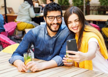 Çift selfie çekiyor.