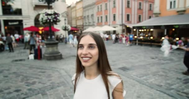 Female Tourist in City Center — Stock Video