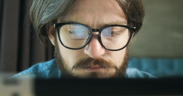 Freelancer Trabalhando em Tablet — Vídeo de Stock