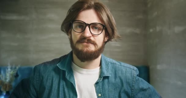 Бородач в очках Портрет — стоковое видео