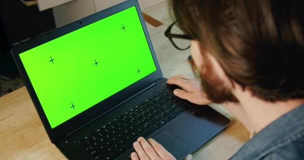 男性在预键笔记本电脑上工作 — 图库视频影像