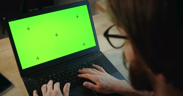 Männchen arbeitet auf vorgefertigtem Laptop — Stockvideo