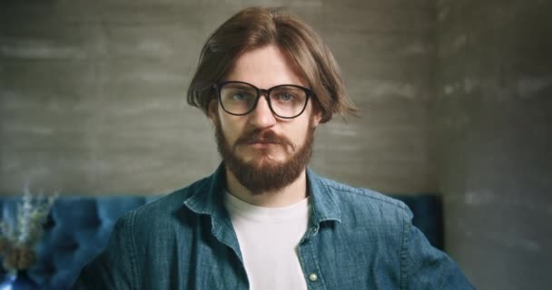 Hombre barbudo con gafas retrato — Vídeos de Stock