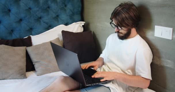 Freelancer Masculino Trabalhando na cama — Vídeo de Stock