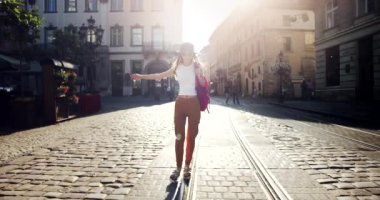 Yaz şehirde yürüyüş mutlu kız