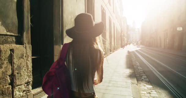 Ženská turistka s batohu na cestách — Stock video
