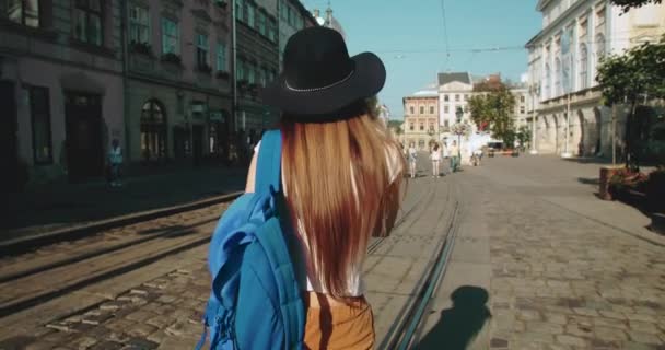 Ευτυχισμένο κορίτσι περπάτημα στην καλοκαιρινή πόλη — Αρχείο Βίντεο