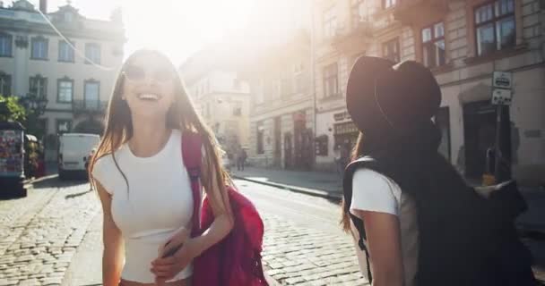 Dos novias de turismo — Vídeos de Stock