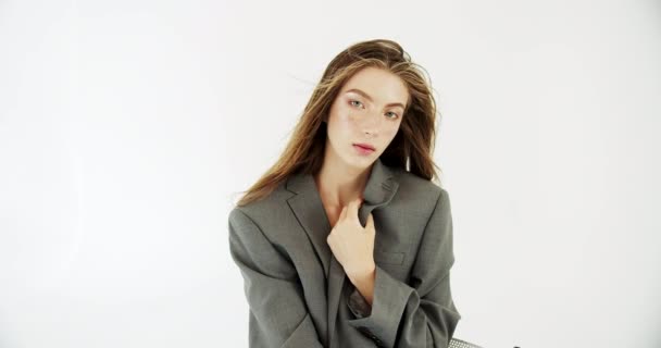 若い女性モデルの肖像画 — ストック動画