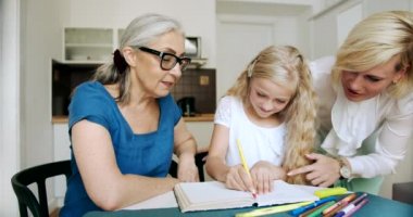 Mutfak kızları ile Büyükanne