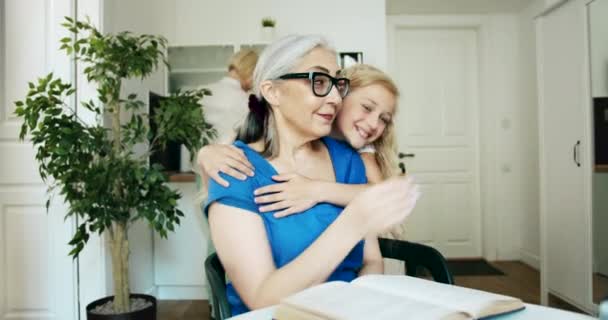 Бабуся і онука обіймаються — стокове відео