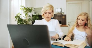 Anne Laptop Kız Görmezden Çalışma