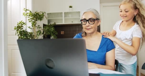 Abuela Nieta Laptop Home — Vídeo de stock